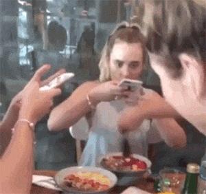 “是小蛇出了轨，还是青蛙劈了腿？”这是现实版的美杜莎？哈哈