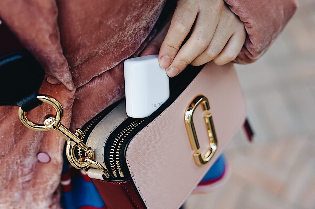 荣耀FlyPodsPro无线蓝牙耳机,用骨声纹识别给人机交互再添把力