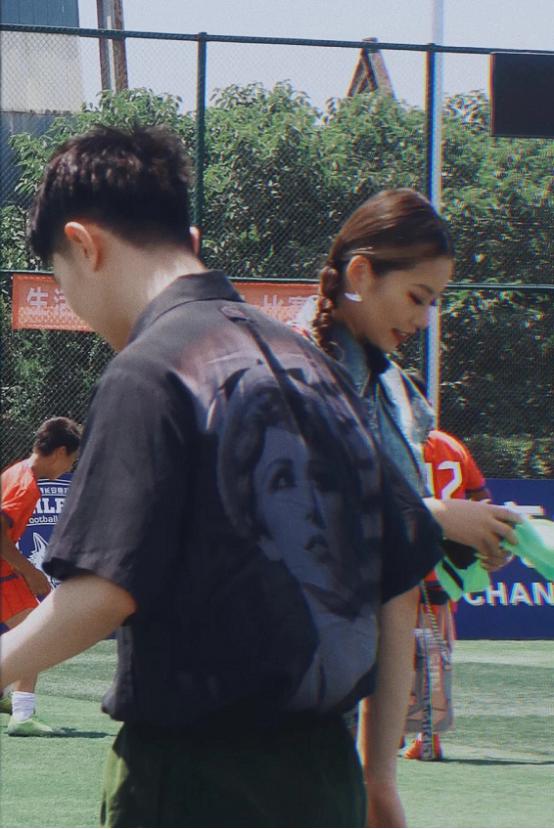 王菊穿豹纹装,王菊穿石头鞋