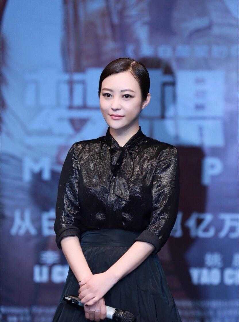 郝蕾蕾丝深v礼服裙,郝蕾穿蕾丝礼服