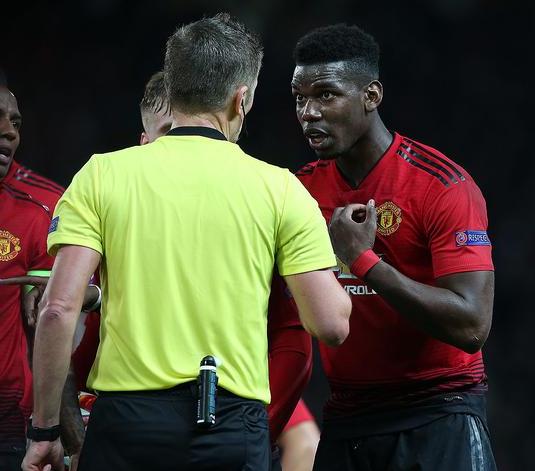 博格巴曼联被踢,博格巴跑动中差点摔倒