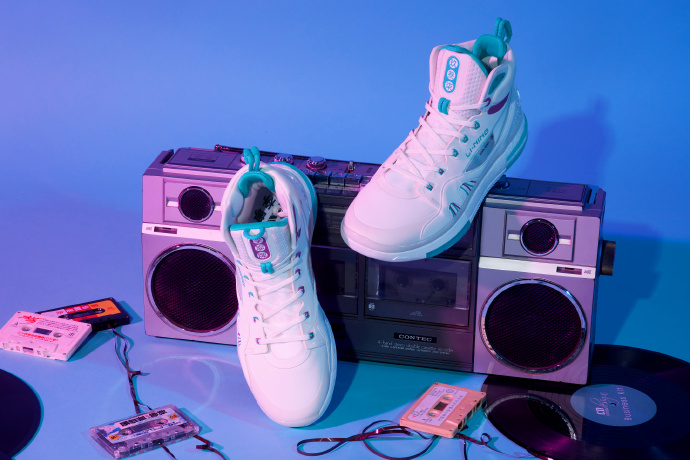 李宁第一双篮球鞋！937归来：中底䨻缓震，鞋面新科技，帅爆了