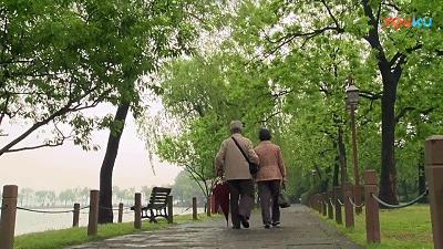90岁夫妇恋爱日常，诠释了“与子偕老”：我忘了全世界，但记得你