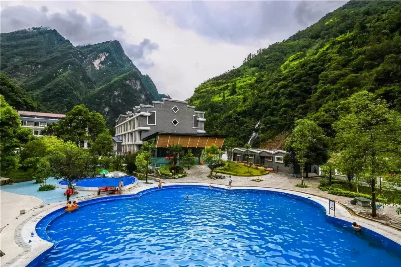 四川夏季适合泡天然温泉的地方,四川春节泡温泉推荐