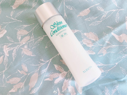 秋冬痘肌要用什么水乳,油痘肌用什么水乳改善痘痘