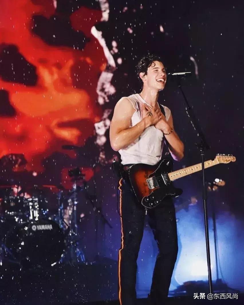 萌德确认了CK最新代言人的身份，网友呼吁裤子必须穿好！