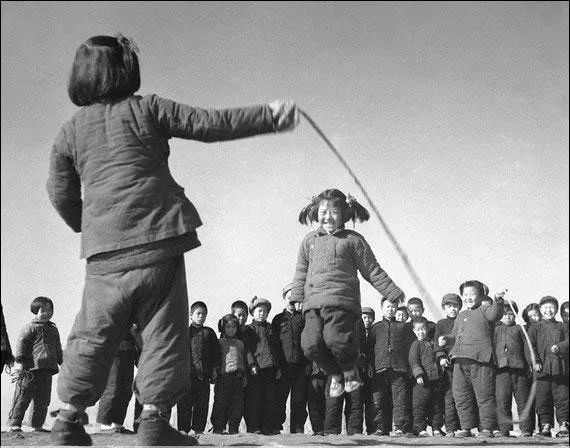 小时候没有暖气过冬视频,小时候没有空调的夏天都怎么过