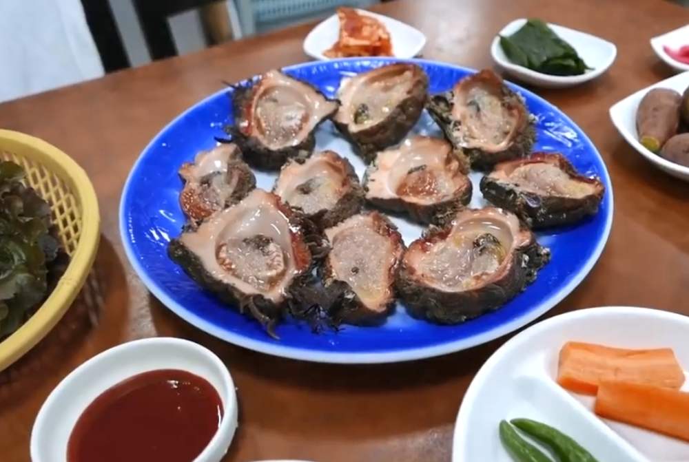 韩国人吃爆辣海鲜生吃八爪鱼,这种海鲜很美味为什么却无人问津