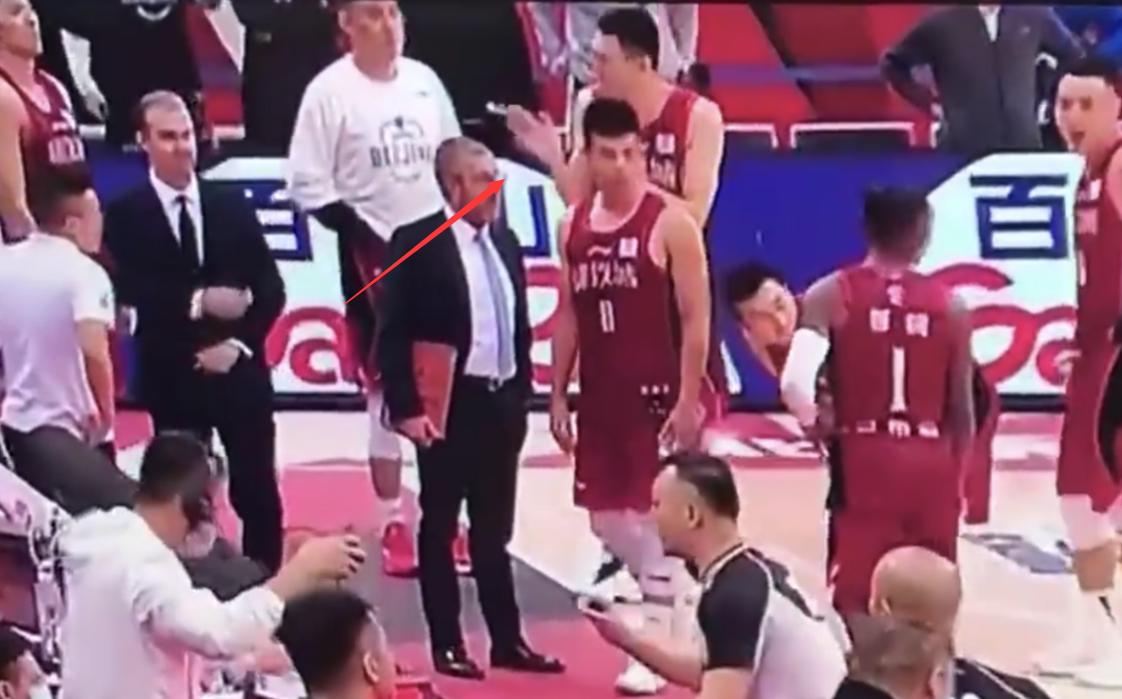 王骁辉绊倒威姆斯,王骁辉绊腿动图