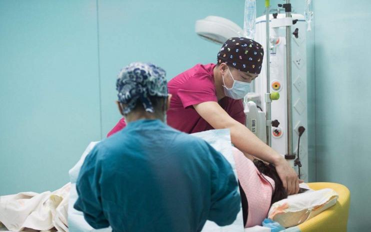 分娩时拉出大便怎么办,怎么防止分娩过程中会拉便便