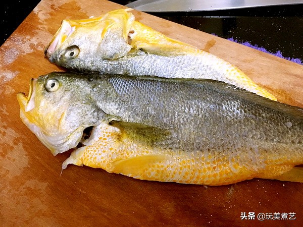 炸香酥黄瓜鱼,油炸红烧黄瓜鱼的做法