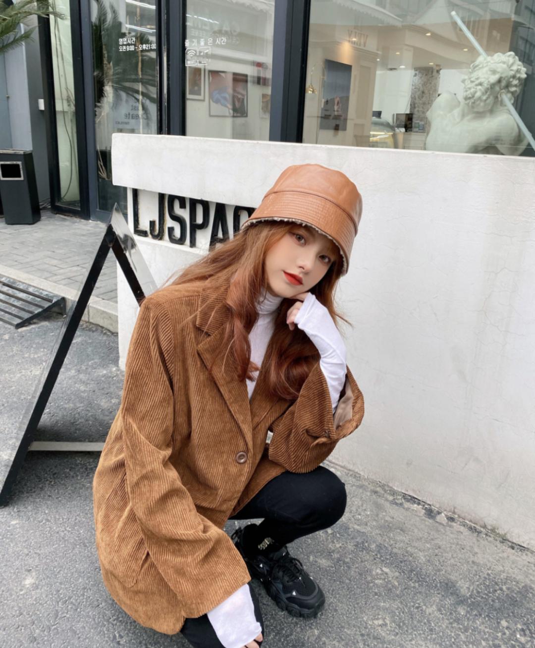 为什么韩国人总能把丑鞋穿成爆款，拍照技巧发色妆容，配饰少不了