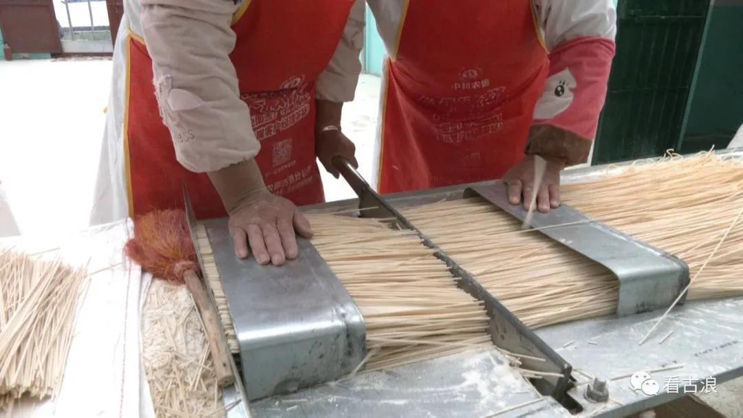 万条“银丝”挂起来!满满的古浪好味道…