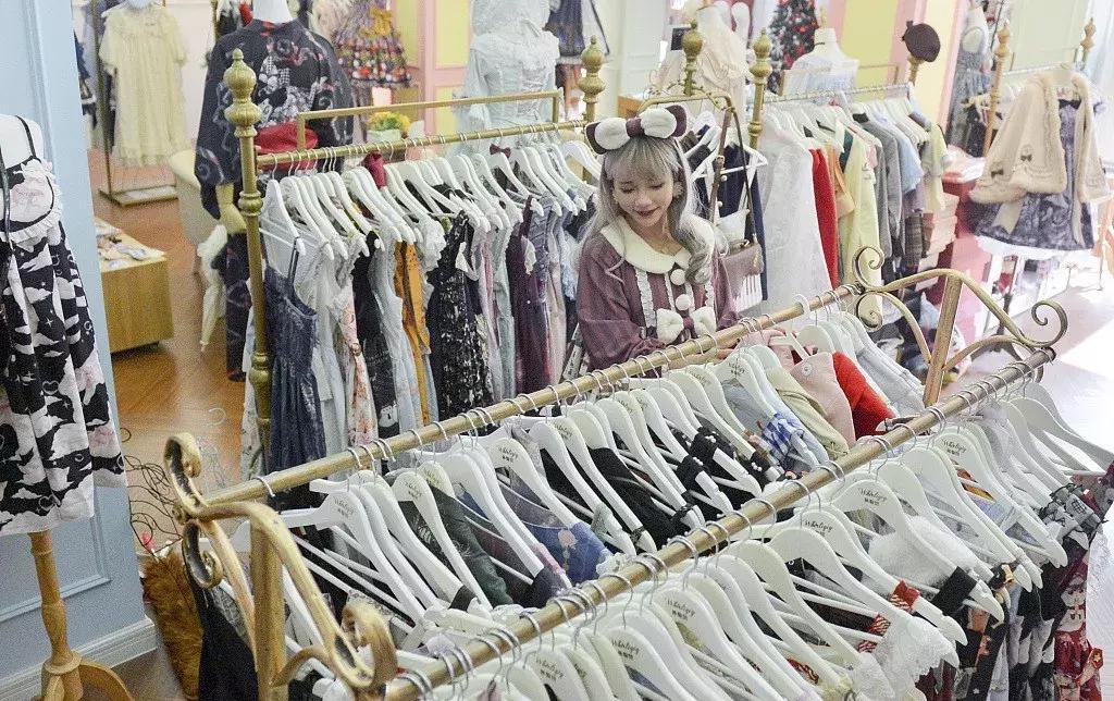 第一批00后女孩，已经不屑于穿AJ了