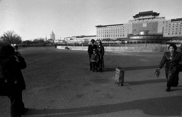 八九十年代北京老照片：北京饭店开起夜市，中关村孕育一批IT精英