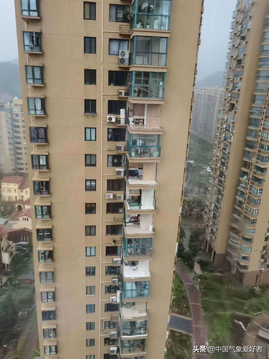台风黑格比刮落窗户,浙江玉环台风吹落多家阳台
