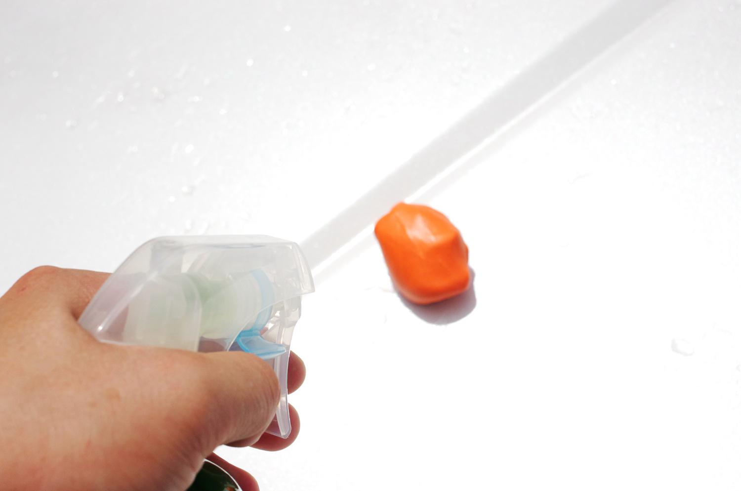 汽车塑料上的污渍怎么去除,汽车上的油烟污渍如何处理