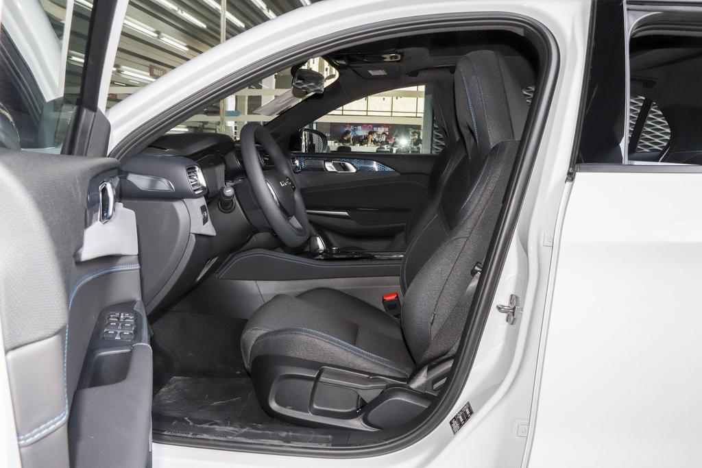 白车贴黑顶膜有什么影响,车顶贴黑膜好处与坏处