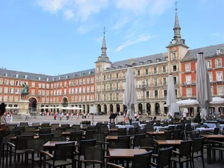 皇马VS马竞:争斗并不在绿茵场,而在这两个广场上