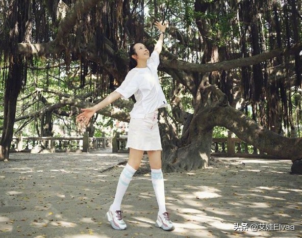 莫文蔚黑色渔网袜,莫文蔚黑色短裤