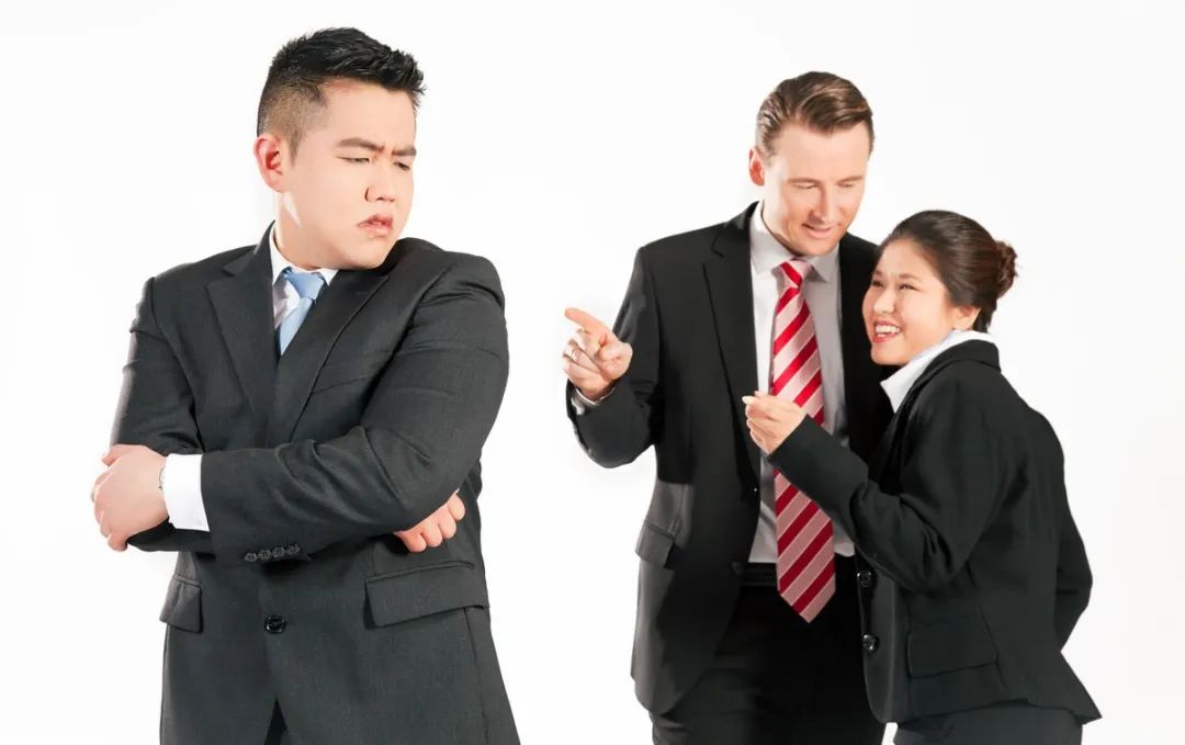 同事对你说话怎么调侃高情商,怎么面对同事的冷语和嘲讽