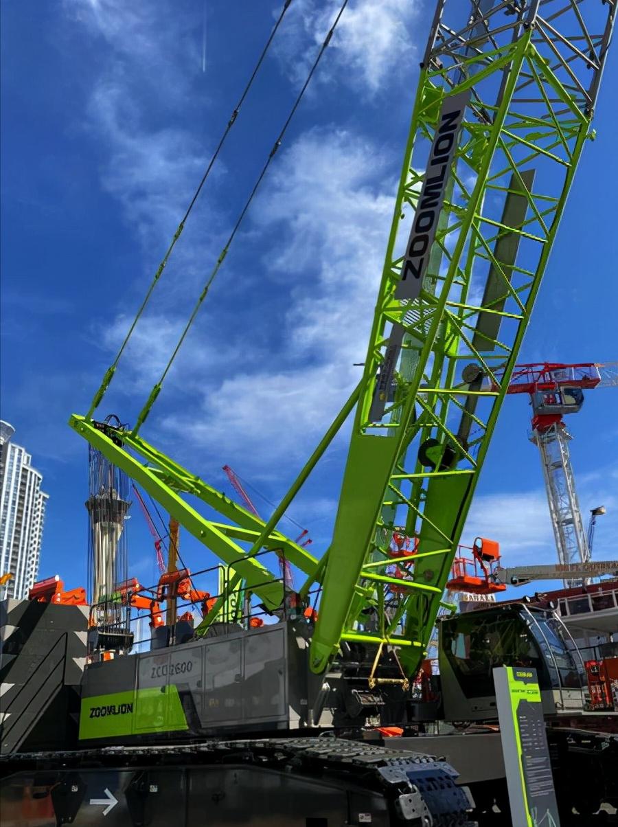 中国工程机械行业崛起,中国最大履带起重机是多少吨