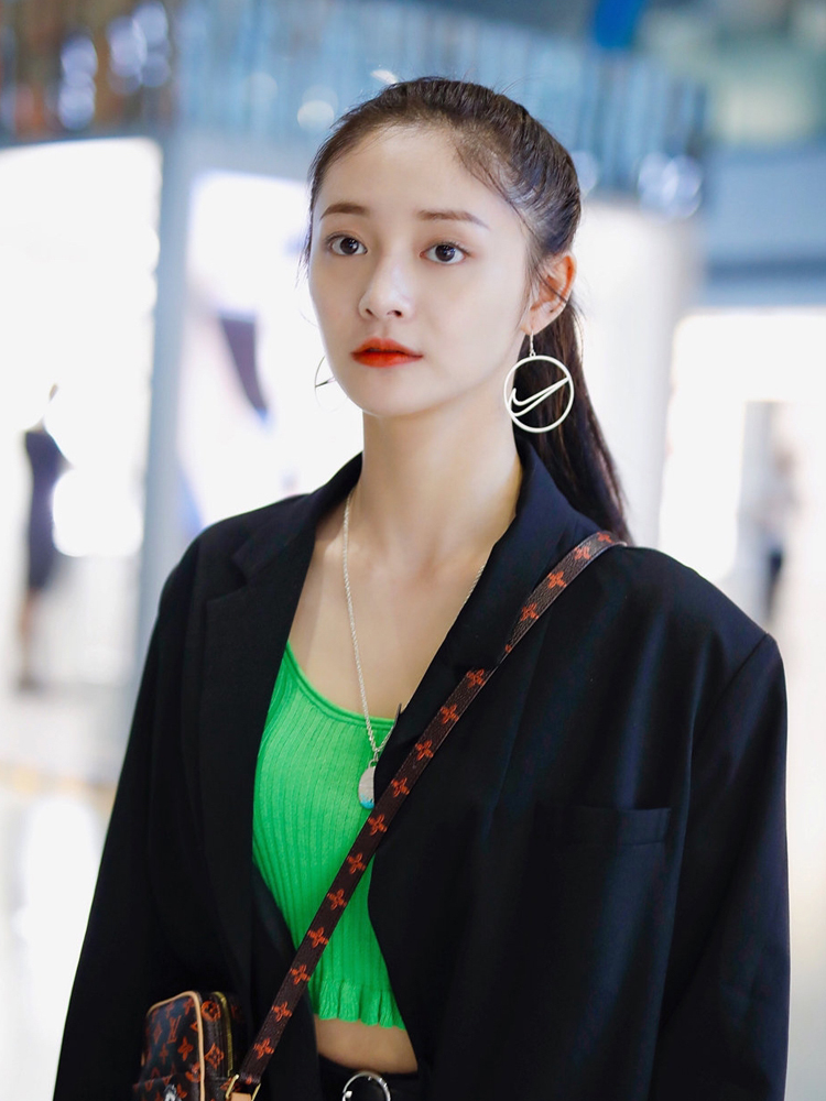 荧光色显白穿搭,荧光黄发色穿衣搭配