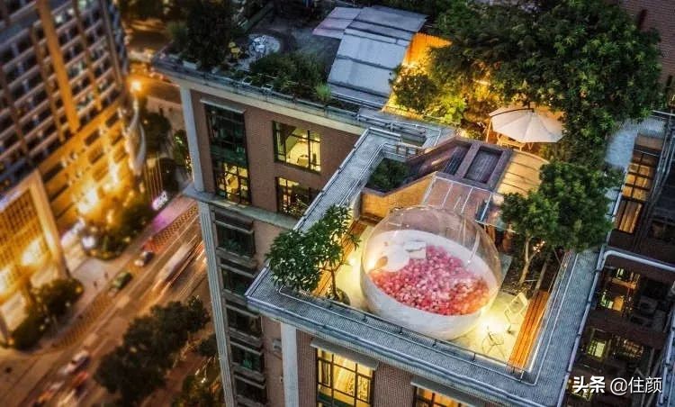全屋贯穿10米滑梯，天台泡泡屋俯瞰CBD夜景，这个33楼的家够野