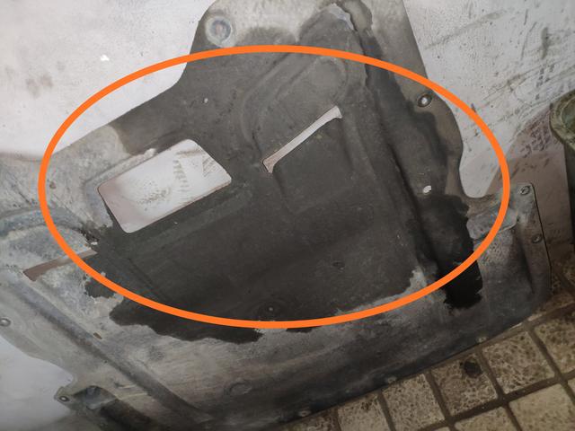 8年的宝马GT水泵和水箱漏水，看到拆下来的水箱车主有些吃惊