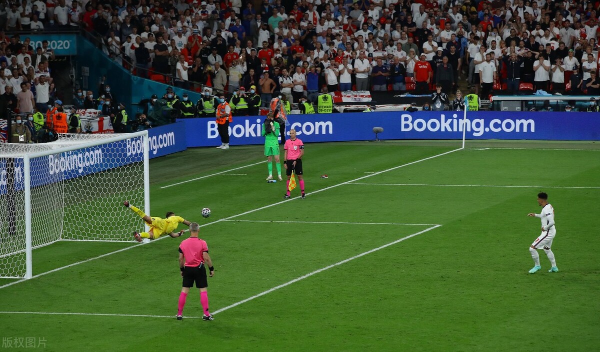 欧洲杯落幕！53年等待，幸运女神眷顾意大利，C罗荣膺金靴