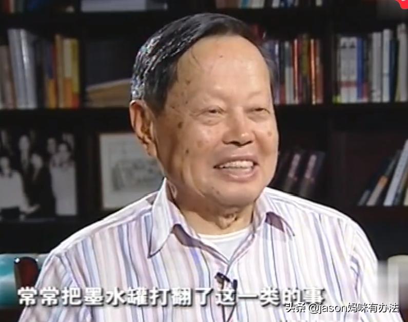 小学考试偷看被罚，父亲在照片后写6字，而今他贡献媲美爱因斯坦