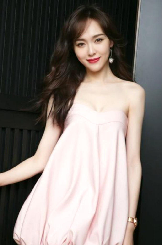 唐嫣穿粉色花苞裙现身,唐嫣的蓝色吊带裙