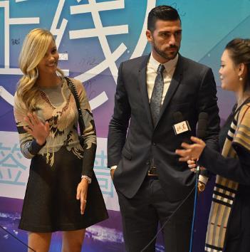 黑丝“佩嫂”火辣出镜，妩媚动人完美身材，这谁顶得住啊？