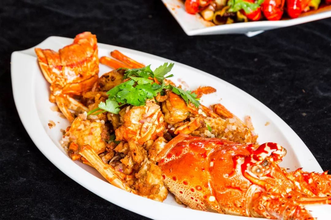 这样吃龙虾简直就是一场味觉盛宴,吃超大龙虾超过瘾