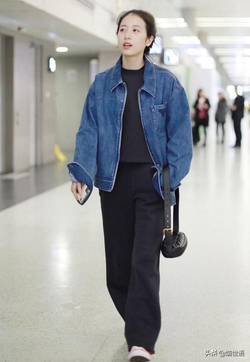周雨彤穿板鞋图片,周雨彤spell牛仔裤穿搭