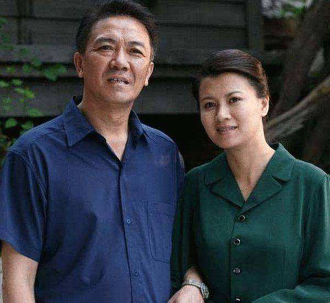 58岁刘斌近照曝光，结婚3次妻子都小十多岁，6岁女儿似孙女爱撒娇