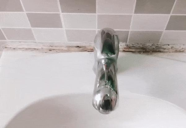 洗碗台有缝隙,发黑又发霉?装修师傅教你一招,5秒消灭霉菌污垢