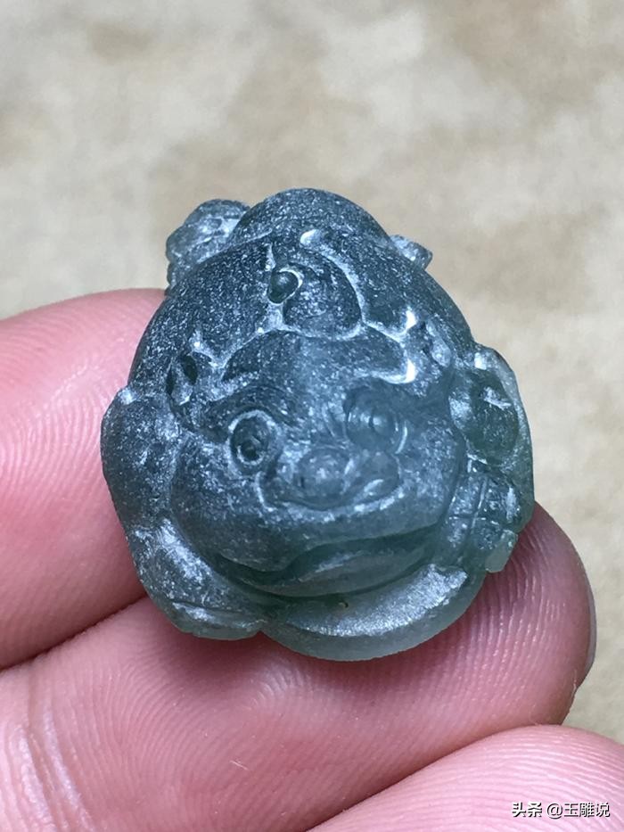 我是玉雕师，你知道为什么翡翠金蟾是三只脚而不是四只的吗？