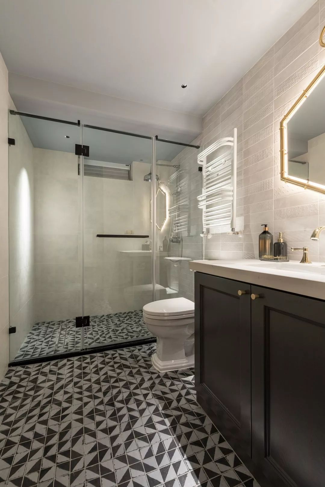 28岁成都女孩180㎡豪宅爆红！砸100W做1室3个衣帽间：壕无人性