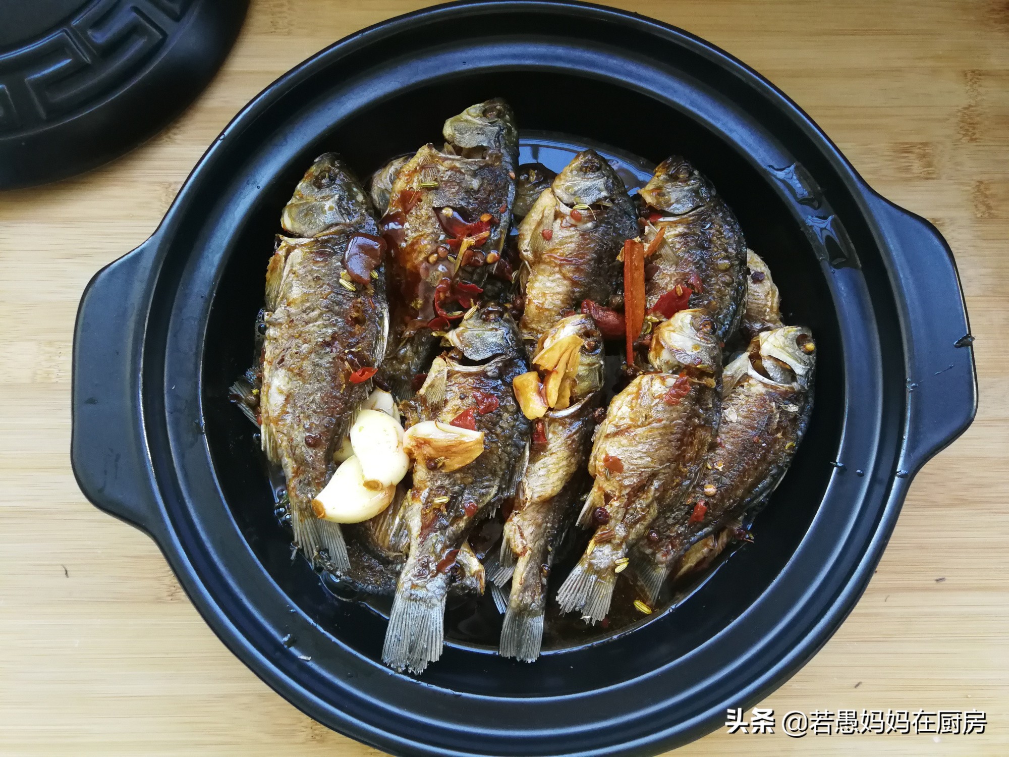 小鲫鱼不油炸怎么炖刺会烂,小鲫鱼怎样烧汤更好吃