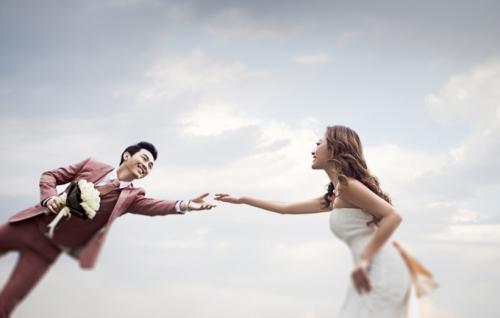 婚礼邀请函朋友圈一般什么时候发,婚期请柬朋友圈怎么发