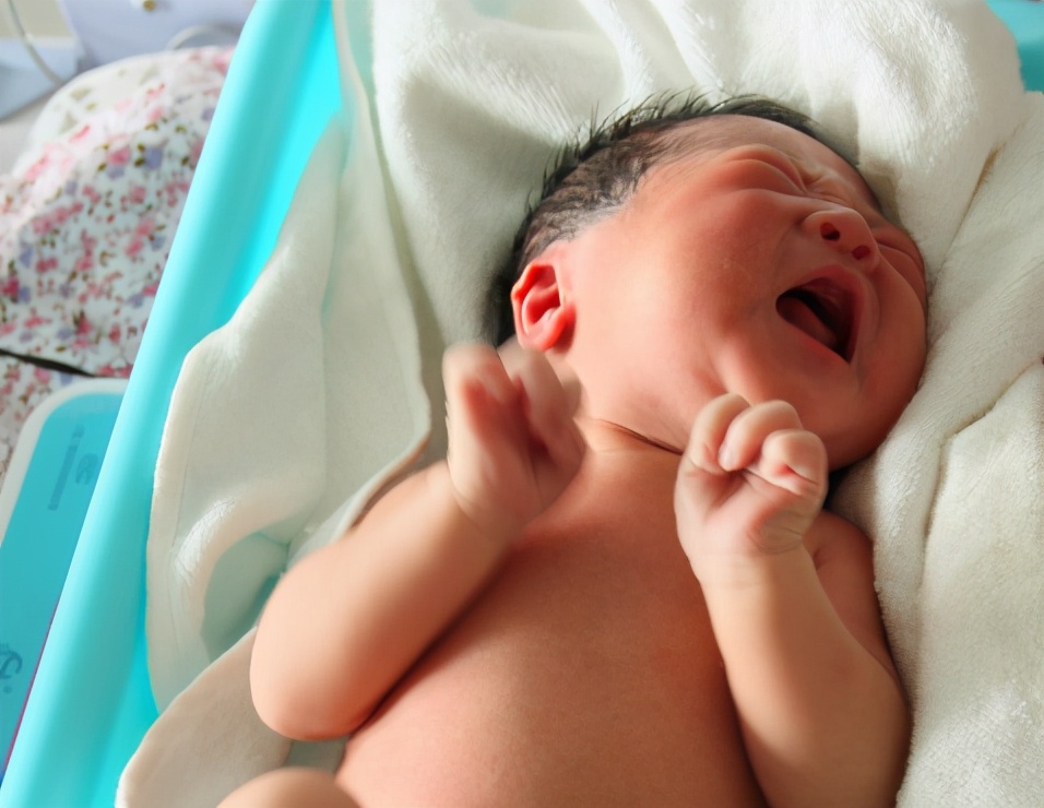 如何改掉宝宝一哭就吃奶的习惯,宝宝哭能一直吃奶吗