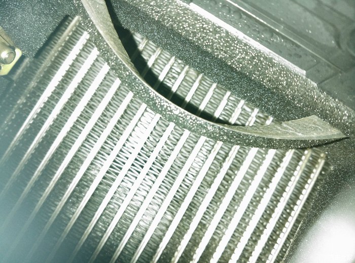 空调室外机冷凝器结霜是什么原因,空调管子结霜一会就化了怎么回事