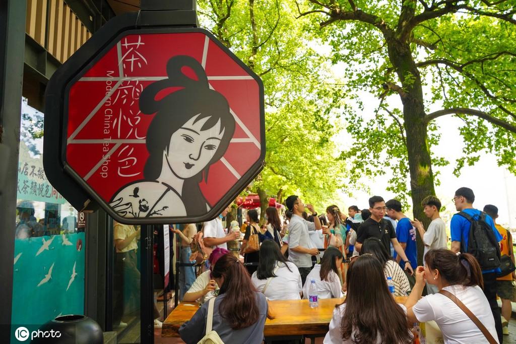 风暴眼|一年三次集中闭店，茶颜悦色的“网红经济”还能走多久？