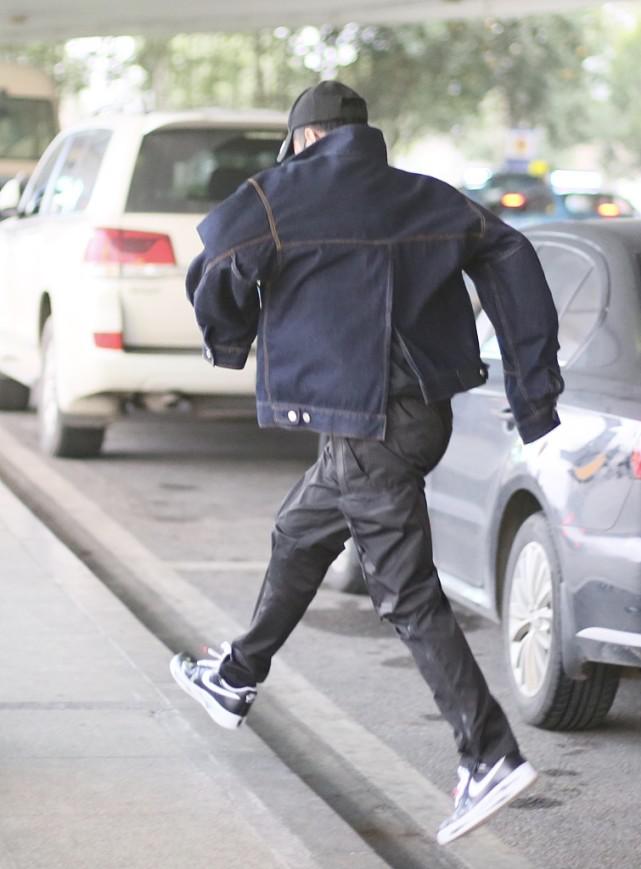 维嘉穿着条纹衣服,维嘉穿搭