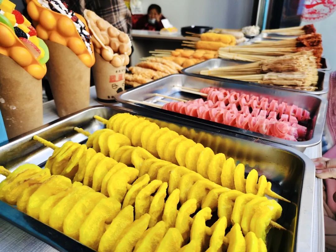 人潮涌动年味十足,人潮很汹涌