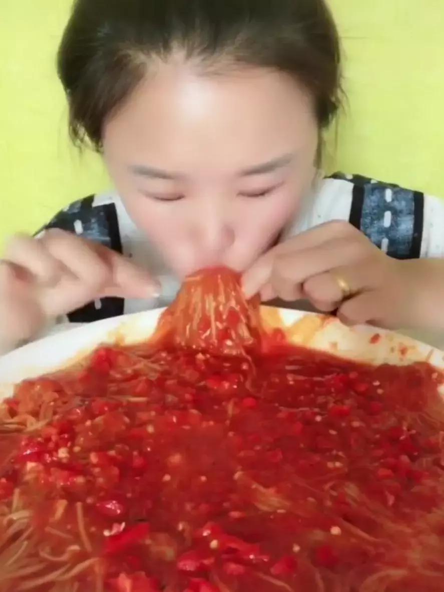 拿命在吃！吃完催吐！如果给你100万，你愿不愿意做吃播？