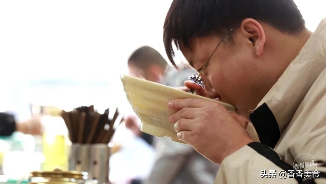 被食客吃出口号的一家老店，诱人的秘密竟然是两掺？