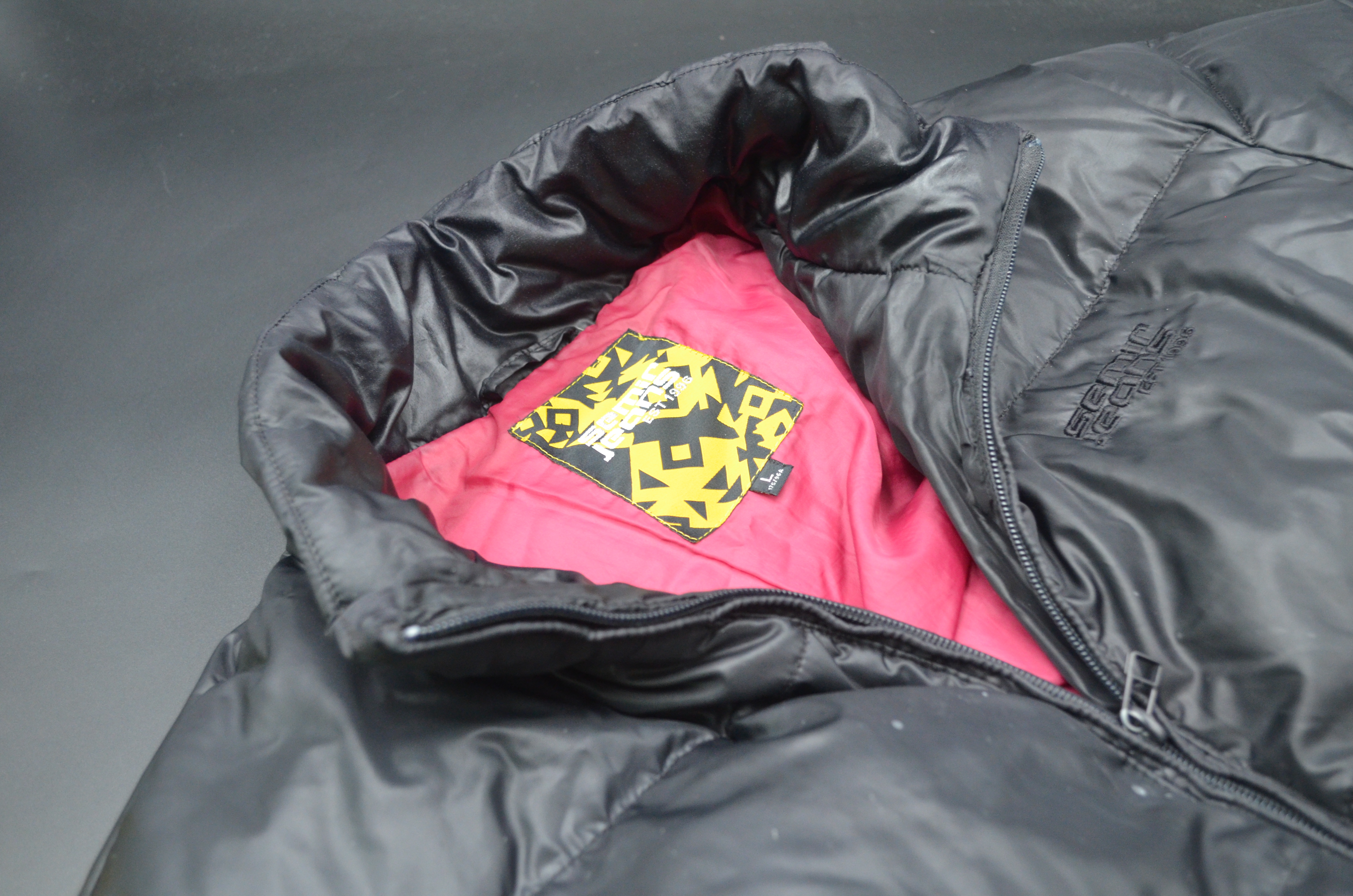 羽绒服领口脏了怎么清洗,羽绒服的领口沾上化妆品怎么清洗