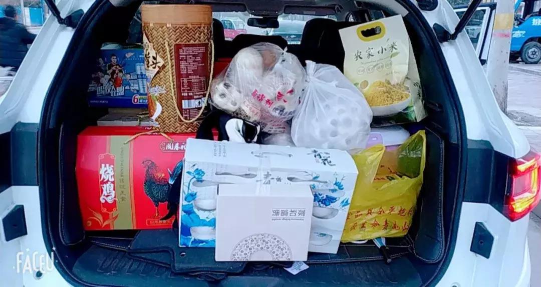 父母看儿子带了100个包子！留学生笑而不语：你是没见过我爸妈……